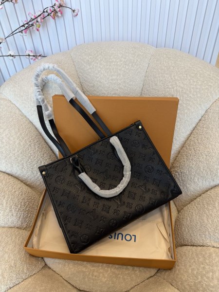 حقيبة مميزة من Louis Vuitton حجم 30سم كواليتي جداّ عالية شاملة العلبة