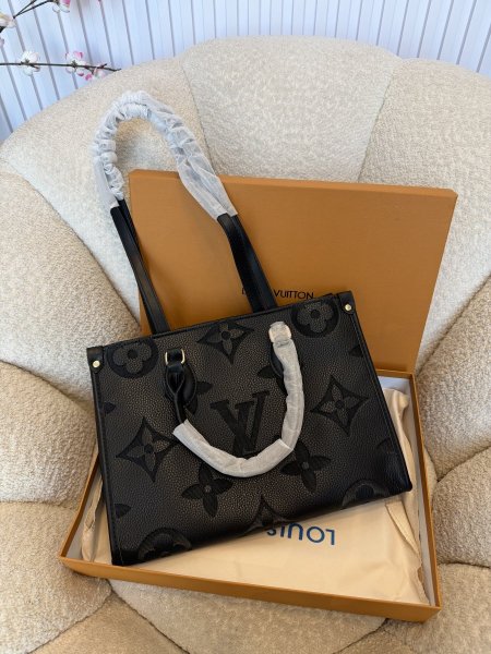 حقيبة مميزة من Louis Vuitton حجم 30سم كواليتي جداّ عالية شاملة العلبة <br> <span class='text-color-warm'>سيتوفر قريباً</span>