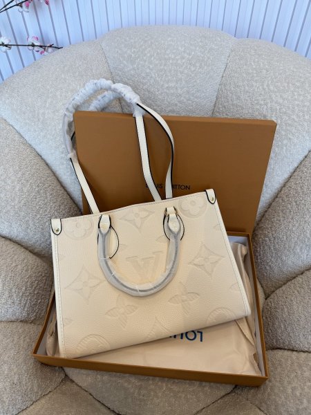 حقيبة مميزة من Louis Vuitton حجم 30سم كواليتي جداّ عالية شاملة العلبة