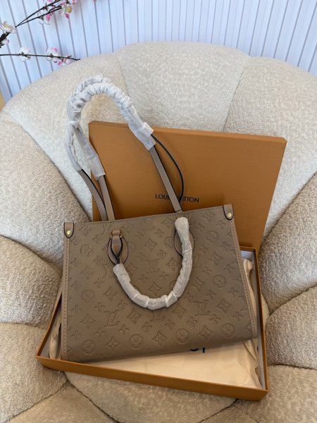 حقيبة مميزة من Louis Vuitton حجم 30سم كواليتي جداّ عالية شاملة العلبة