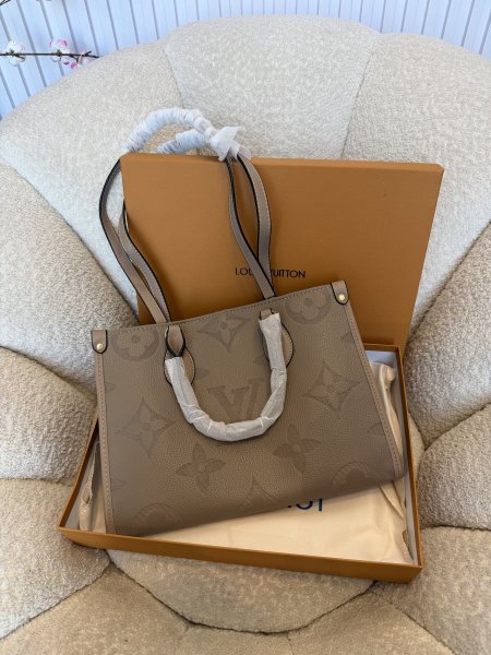 حقيبة مميزة من Louis Vuitton حجم 30سم كواليتي جداّ عالية شاملة العلبة