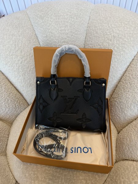 حقيبة مميزة من Louis Vuitton حجم 25سم كواليتي جداّ عالية شاملة العلبة