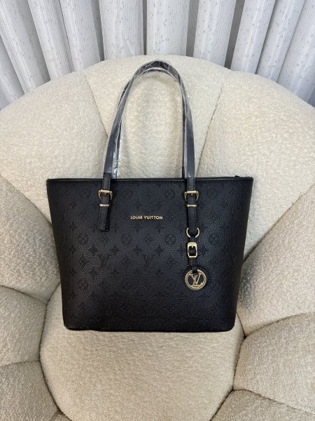شنطة من Louis Vuitton حجم 35 سم كواليتي جداً عالية