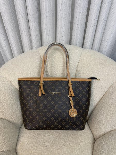 شنطة من Louis Vuitton حجم 35 سم كواليتي جداً عالية