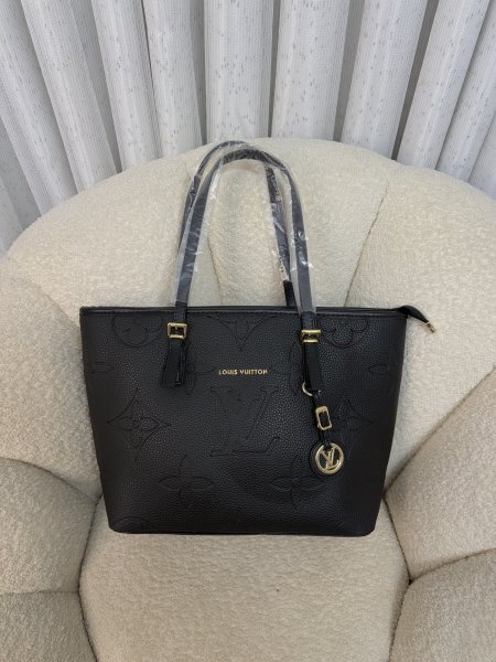 شنطة من Louis Vuitton حجم 35 سم كواليتي جداً عالية