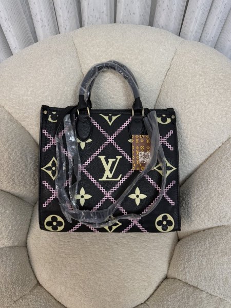 شنطة من Louis Vuitton حجم 35 سم كواليتي جداً عالية (مواصفات تطابق الأصلي)