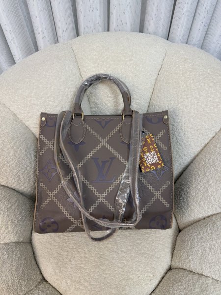 شنطة من Louis Vuitton حجم 35 سم كواليتي جداً عالية (مواصفات تطابق الأصلي)