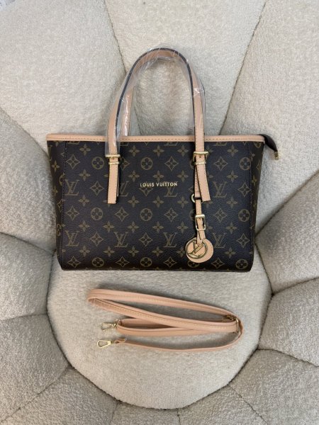 شنطة من Louis Vuitton حجم 30 سم كواليتي جداً عالية