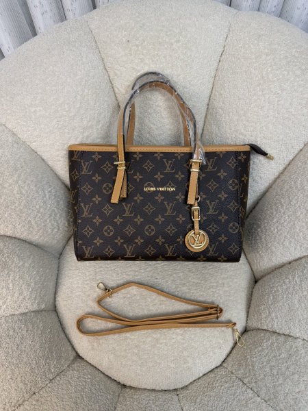 شنطة من Louis Vuitton حجم 30 سم كواليتي جداً عالية