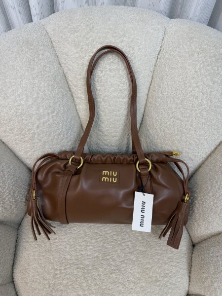 حقيبة مميزة من miu miu إصدار حديث حجم 33 سم كواليتي جداً عالية <br> <span class='text-color-warm'>سيتوفر قريباً</span>