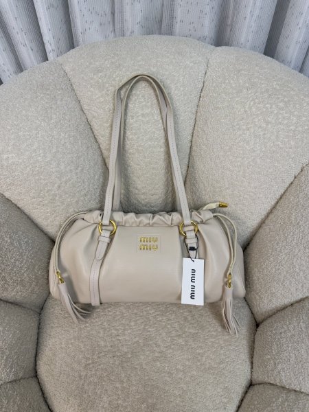 حقيبة مميزة من miu miu إصدار حديث حجم 33 سم كواليتي جداً عالية <br> <span class='text-color-warm'>سيتوفر قريباً</span>