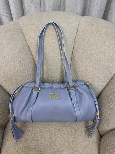 حقيبة مميزة من miu miu إصدار حديث حجم 33 سم كواليتي جداً عالية <br> <span class='text-color-warm'>سيتوفر قريباً</span>