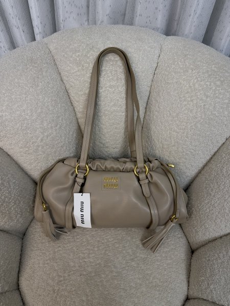 حقيبة مميزة من miu miu إصدار حديث حجم 33 سم كواليتي جداً عالية <br> <span class='text-color-warm'>سيتوفر قريباً</span>