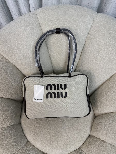 حقيبة مميزة من miu miu حجم 35 سم مكس جلد مع قماش كواليتي توب (لون الجلد بني) <br> <span class='text-color-warm'>سيتوفر قريباً</span>