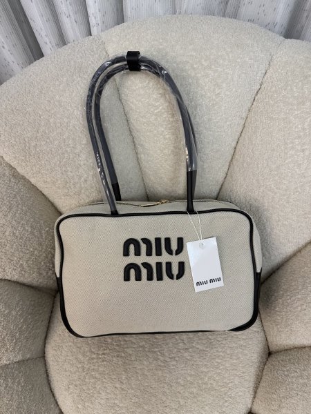 حقيبة مميزة من miu miu حجم 35 سم مكس جلد مع قماش كواليتي توب
