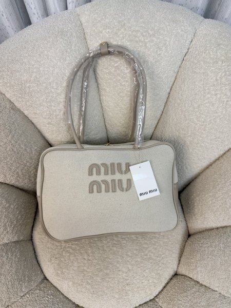 حقيبة مميزة من miu miu حجم 35 سم مكس جلد مع قماش كواليتي توب <br> <span class='text-color-warm'>سيتوفر قريباً</span>