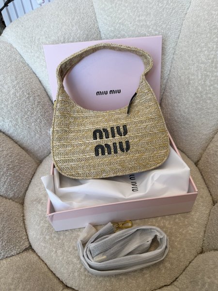 حقيبة مميزة من miu miu (قش) كواليتي جداّ عالية شاملة العلبه