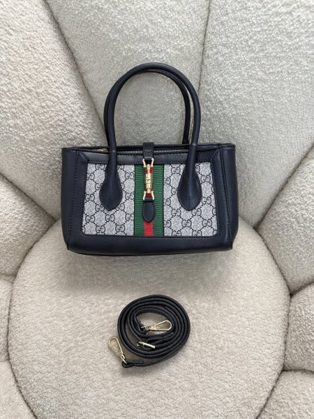 حقيبة مميزة من جوتشي حجم 25 سم كواليتي جداً عالية <br> <span class='text-color-warm'>سيتوفر قريباً</span>