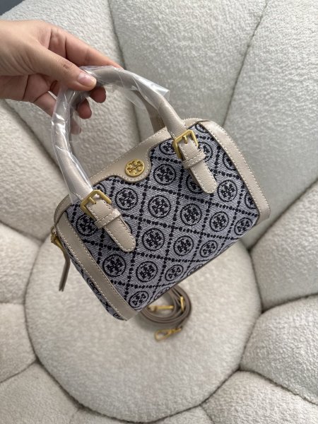 حقيبة الترند من توري بورش حجم 21 سم كواليتي جداً عالية <br> <span class='text-color-warm'>سيتوفر قريباً</span>