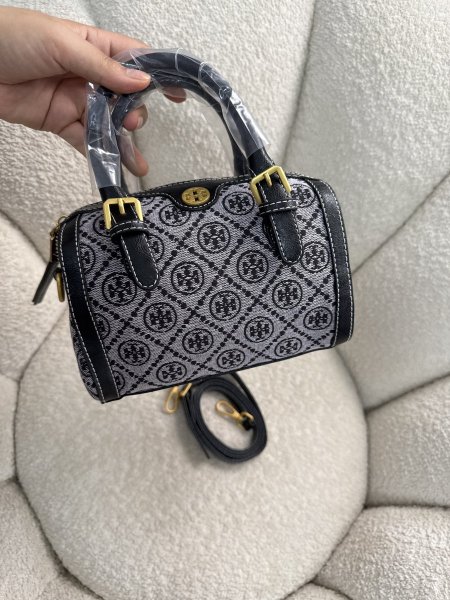 حقيبة الترند من توري بورش حجم 21 سم كواليتي جداً عالية <br> <span class='text-color-warm'>سيتوفر قريباً</span>