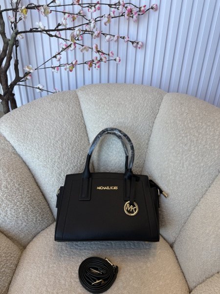 حقيبة مميزة من مايكل كورس حجم 30 سم كواليتي جداً عالية