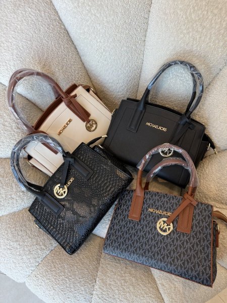 حقيبة مميزة من مايكل كورس حجم 30 سم كواليتي جداً عالية