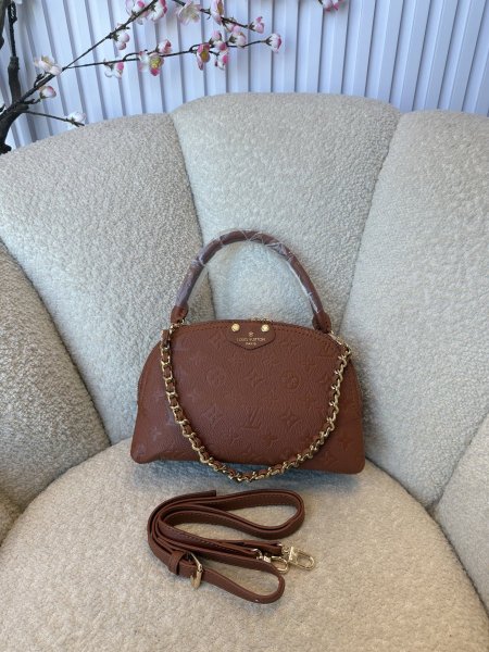 حقيبة مميزة جداً من Louis Vuitton كواليتي جداً عالية حجم 25 سم