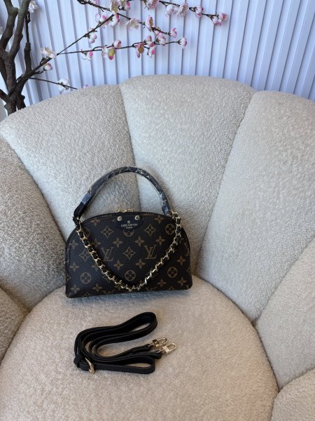 حقيبة مميزة جداً من Louis Vuitton كواليتي جداً عالية حجم 25 سم <br> <span class='text-color-warm'>سيتوفر قريباً</span>