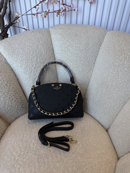 حقيبة مميزة جداً من Louis Vuitton كواليتي جداً عالية حجم 25 سم