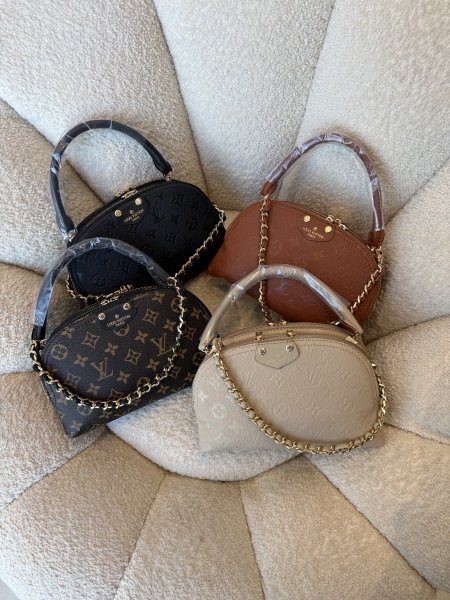 حقيبة مميزة جداً من Louis Vuitton كواليتي جداً عالية حجم 25 سم