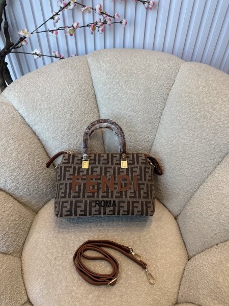 حقيبة مميزة من فيندي حجم 30 سم كواليتي جداً عالية <br> <span class='text-color-warm'>سيتوفر قريباً</span>