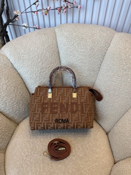 حقيبة مميزة من فيندي حجم 30 سم كواليتي جداً عالية