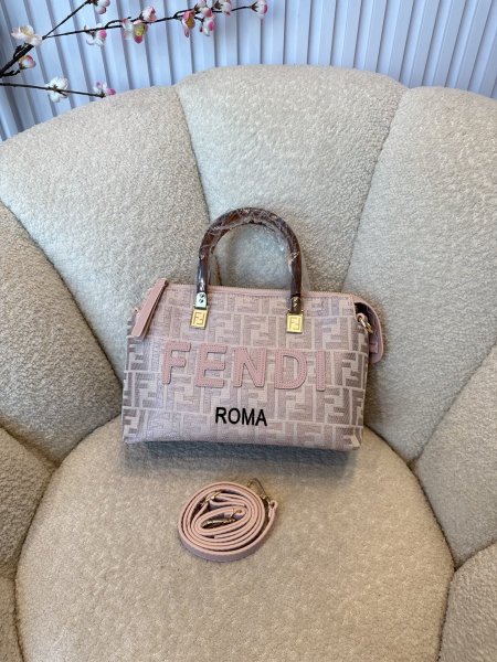 حقيبة مميزة من فيندي حجم 30 سم كواليتي جداً عالية