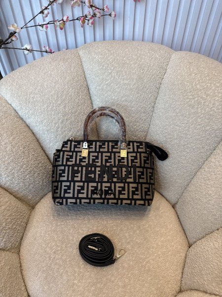 حقيبة مميزة من فيندي حجم 30 سم كواليتي جداً عالية <br> <span class='text-color-warm'>سيتوفر قريباً</span>