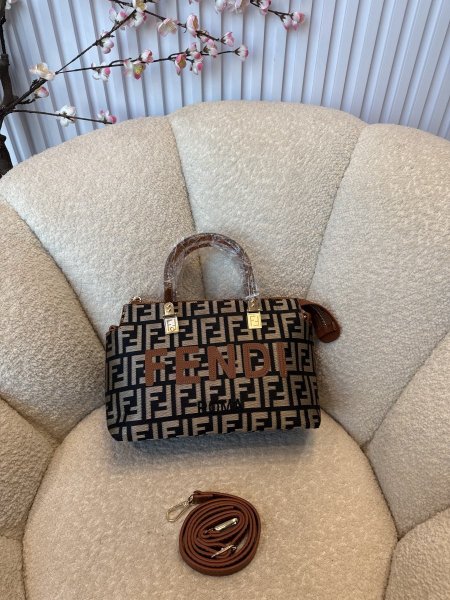 حقيبة مميزة من فيندي حجم 30 سم كواليتي جداً عالية