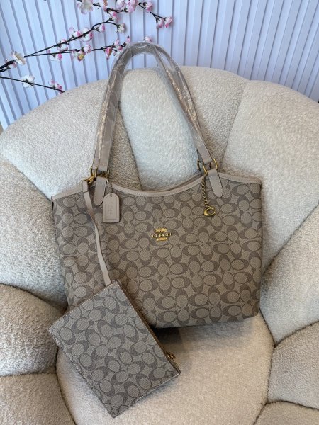 حقيبة مميزة من كوتش إصدار حديث حجم 36 سم كواليتي جداً عالية <br> <span class='text-color-warm'>سيتوفر قريباً</span>