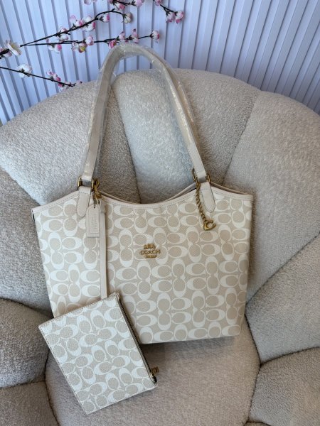 حقيبة مميزة من كوتش إصدار حديث حجم 36 سم كواليتي جداً عالية <br> <span class='text-color-warm'>سيتوفر قريباً</span>