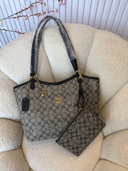 حقيبة مميزة من كوتش إصدار حديث حجم 36 سم كواليتي جداً عالية <br> <span class='text-color-warm'>سيتوفر قريباً</span>