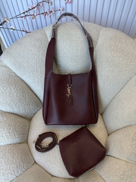 حقيبة مميزة من ysl حجم لارج كواليتي جداً عالية مع باوتش إضافي <br> <span class='text-color-warm'>سيتوفر قريباً</span>