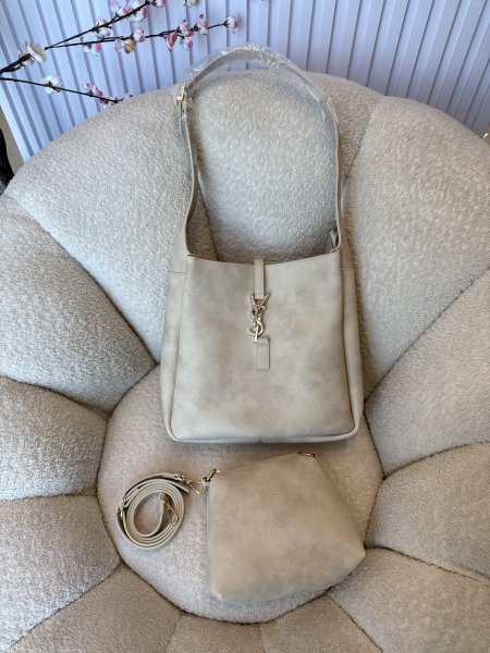 حقيبة مميزة من ysl حجم لارج كواليتي جداً عالية مع باوتش إضافي <br> <span class='text-color-warm'>سيتوفر قريباً</span>