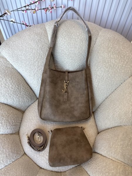 حقيبة مميزة من ysl حجم لارج كواليتي جداً عالية مع باوتش إضافي <br> <span class='text-color-warm'>سيتوفر قريباً</span>