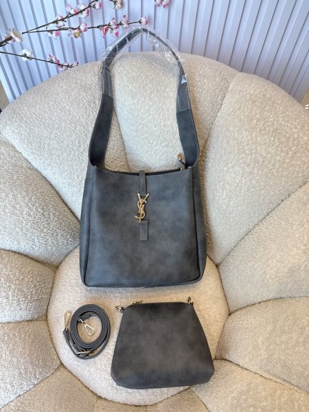 حقيبة مميزة من ysl حجم لارج كواليتي جداً عالية مع باوتش إضافي <br> <span class='text-color-warm'>سيتوفر قريباً</span>