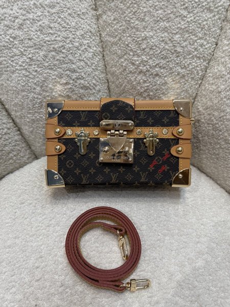 حقيبة مميزة من لوي فيتون إصدار حديث كواليتي جداً عالية