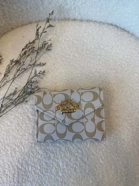 محفظة من كوتش حجم وسط مع سحاب داخلي