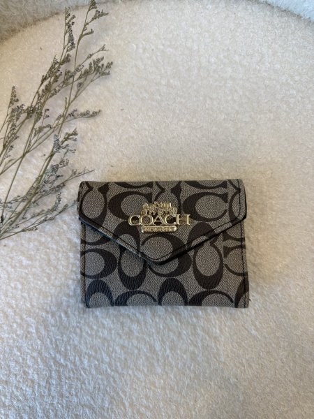 محفظة من كوتش حجم وسط مع سحاب داخلي