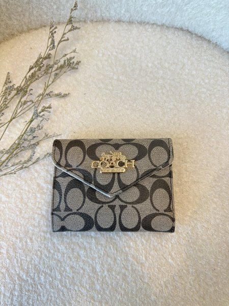 محفظة من كوتش حجم وسط مع سحاب داخلي