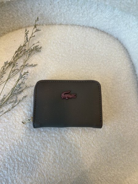 محفظة من لاكوست حجم وسط مع سحاب داخلي