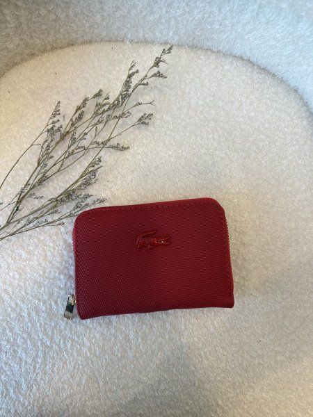 محفظة من لاكوست حجم وسط مع سحاب داخلي