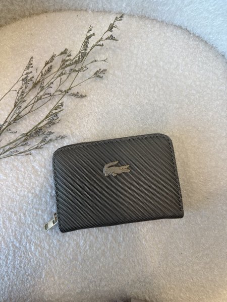 محفظة من لاكوست حجم وسط مع سحاب داخلي