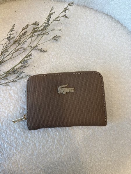 محفظة من لاكوست حجم وسط مع سحاب داخلي